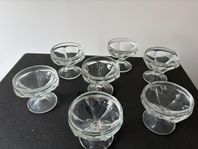 Dessertskålar på fot i glas
