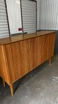 Unik retro sideboard i teak – tambourdörrar & nyckel