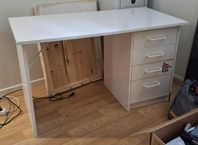 skrivbord bortskänkes 