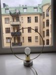 Bordslampa med mässingsram och marmorliknande fot