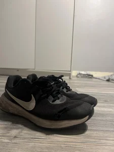 Nike löparskor – strl 38, slitna men fungerar bra