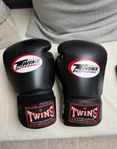 Twins Special Boxhandskar 14 oz
