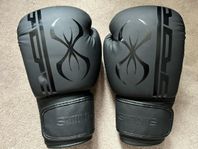 Säljer ett par boxhandskar av märket Sting.  14oz