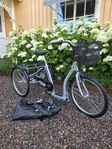 Trehjulig vuxencykel med låg ram.
