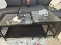 Stilrent soffbord i glas och svart metall