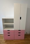 IKEA Stuva barnhylla med garderob och lådor.