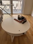 Litet runt soffbord – stilrent och praktiskt