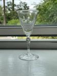 Vintagelik likörglas med graverat bladmönster