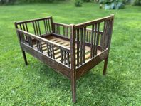 Handbyggd vintage antik barnsäng, troligen från cirka 1925