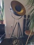 Golvlampa industri-design. 