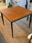 Snyggt retro bord i teak med svarta ben