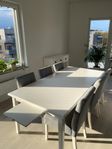 Matbord med sideboard och soffa