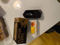 Flipper Zero med svart fodral och kartongen