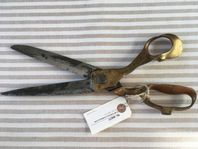 Stor vacker Skräddarsax med mässinghandtag 