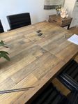 köksbord med skinnstolar