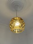 Vacker bärnstensfärgad taklampa i glas