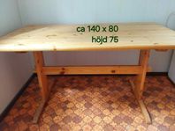 Köksbord i furu