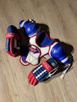Hockey handskar samt axelskydd 