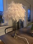 Bordslampa med lampskärm av fjädrar 