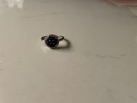 silver ring med safir