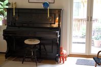 August Hoffman piano (stående flygel)