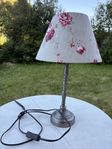 Bords-/ fönsterlampa, fot med blommig skärm