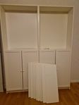Två vita IKEA Billy bokhyllor 80 cm, dörrar och 8 hyllplan