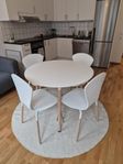 Bord och fyra stolar