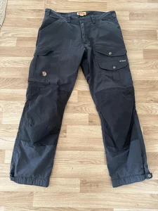 Svarta/gråa byxor från Fjällräven EU 50