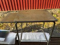 Bord / arbetsbänk / delvis på hjul.  extra skiva .