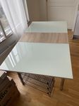 matbord med glas o metall detaljer