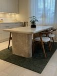 Travertin matbord från Avery Stone