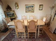 Vitrinskåp med bord och 8 stolar 