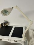 Skrivbordslampa med förstoringsglas