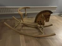 Olika barnprylar (docksäng/vagn/gunghäst/lampa/sänghimmel