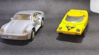 Två modellbilar: Porsche 959 och en gul shovel nose