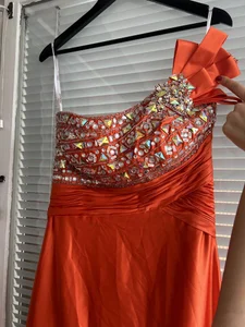 Orange one shoulder festklänning