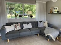 Mörkgrå soffa med schäslong