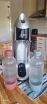 Sodastream med två flaskor och tvä gaspatron