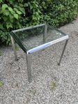 stabilt glas och krombord