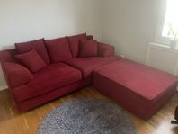 Röd soffa med divan