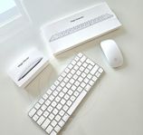 Apple Magic Keyboard och en Magic Mouse.