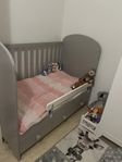 Grå ”Gonatt” spjälsäng från IKEA