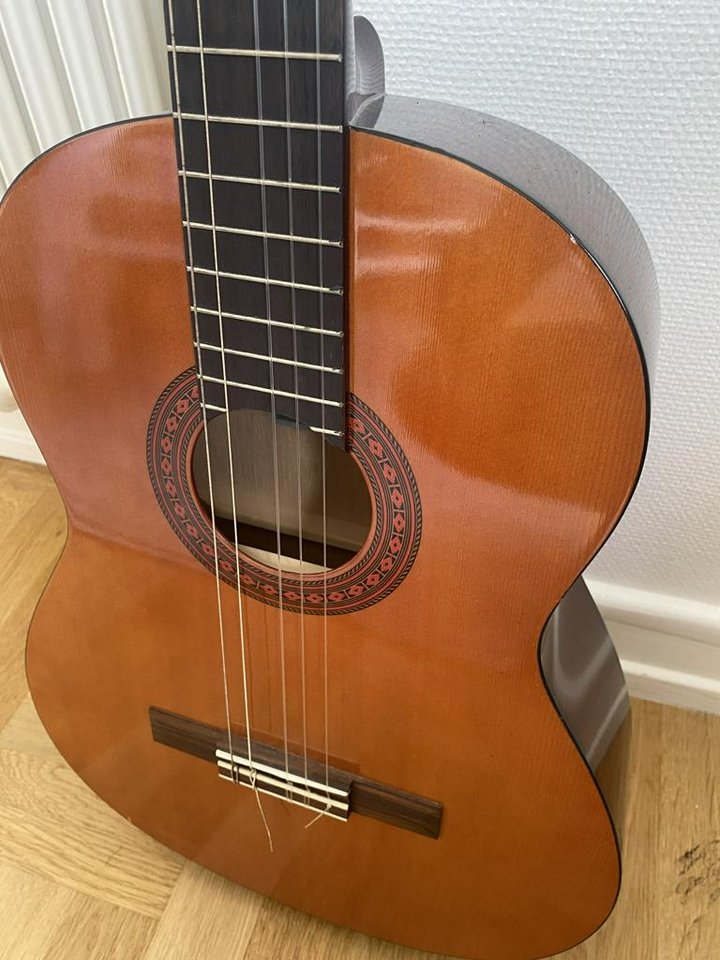 Högerhänt gitarr Yamaha C-40