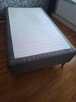 Säng Ikea Skotterud 120×200, sängbord, sänglampa