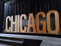 Stora bokstäver "CHICAGO" ca. 2 meter höga