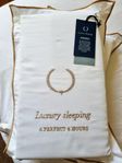Lux Sleeping, Premium Collection Påslakanset i satin sand 