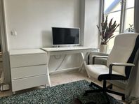 Skänkes: Liten byrå och skrivbord