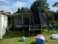 Bortskänkes! Studsmatta & gungställning