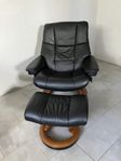 Fåtölj Stressless Mayfair Classic i svart skinn med fotpal